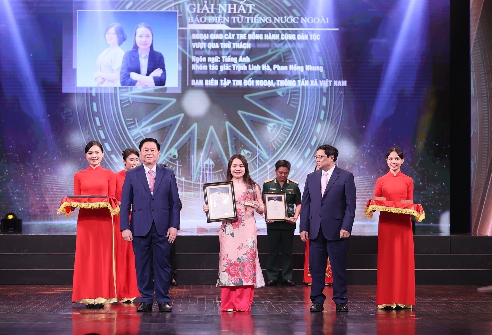 Thủ tướng Phạm Minh Chính và Trưởng Ban Tuyên giáo Trung ương Nguyễn Trọng Nghĩa trao giải Nhất, Giải thưởng toàn quốc về thông tin đối ngoại lần thứ IX cho đại diện nhóm tác giả Ban Biên tập tin đối ngoại (Thông tấn xã Việt Nam).