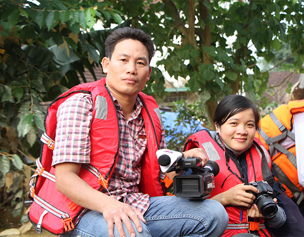 Các phóng viên Phan Quân, Hoàng Ngà, CQTT tại Hà Tĩnh trên đường đi tác nghiệp